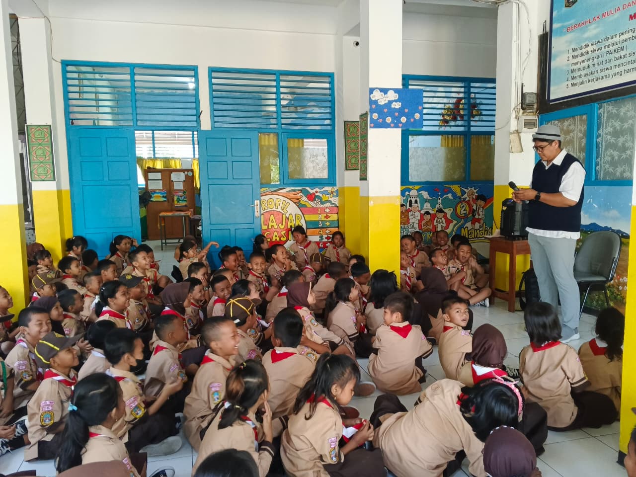 Wisata LiterAsyik Ke SDN Cipinang Besar Selatan 01